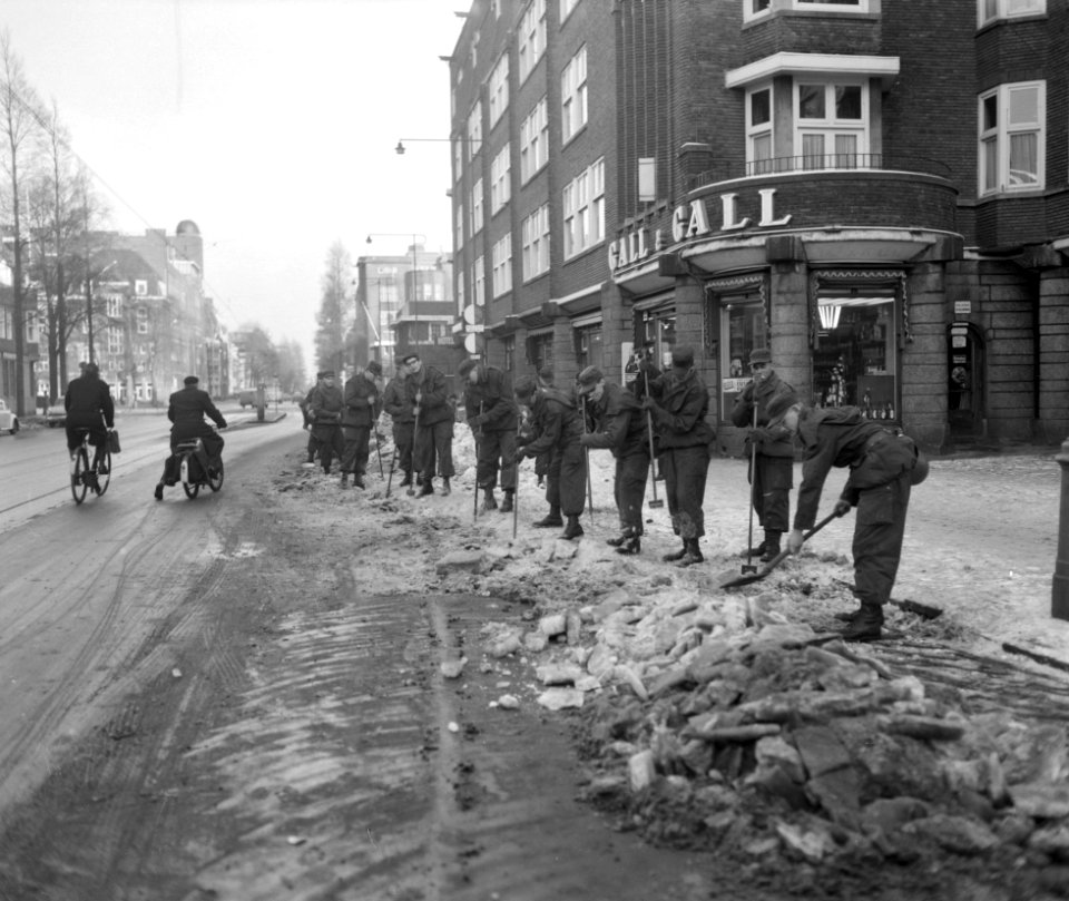 Militairen ruimen sneeuw in Amsterdam, de Cornelis Krusemanstraat wordt schoonge, Bestanddeelnr 914-7490