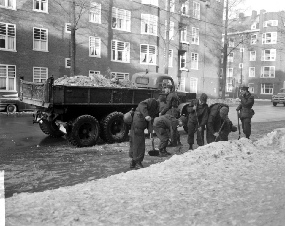 Militairen ruimen sneeuw in Amsterdam, de Cornelis Krusemanstraat wordt schoonge, Bestanddeelnr 914-7491