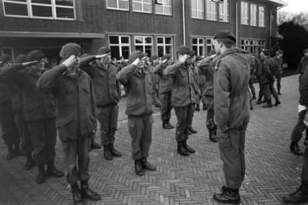Militairen protesteren tegen slecht kazernevoedsel in Steenwijk militair appel, Bestanddeelnr 933-8923