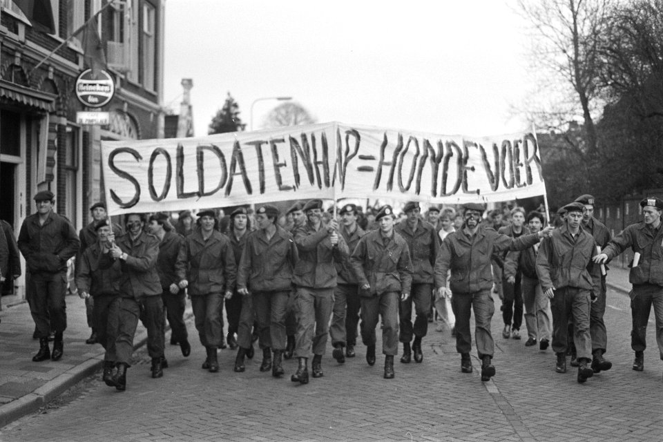 Militairen protesteren tegen slecht kazernevoedsel in Steenwijk demonstratie, Bestanddeelnr 933-8927