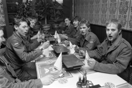 Militairen protesteren tegen slecht kazernevoedsel in Steenwijk militairen bij , Bestanddeelnr 933-8928