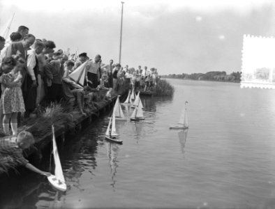 Minatiatuur zeilwedstrijd op de Bosbaan voor jongens, Bestanddeelnr 905-1178