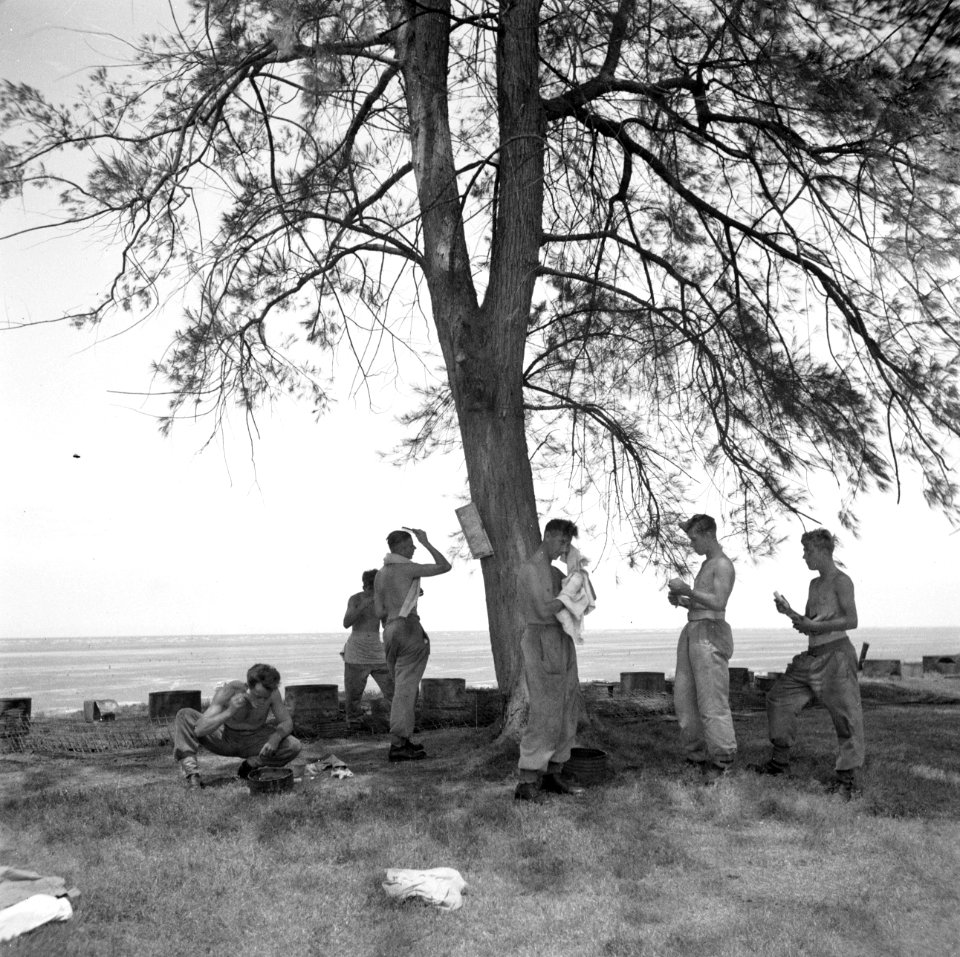 Militairen na een avondbad in zee in kamp Morib Beach op Malakka, Bestanddeelnr 255-8293