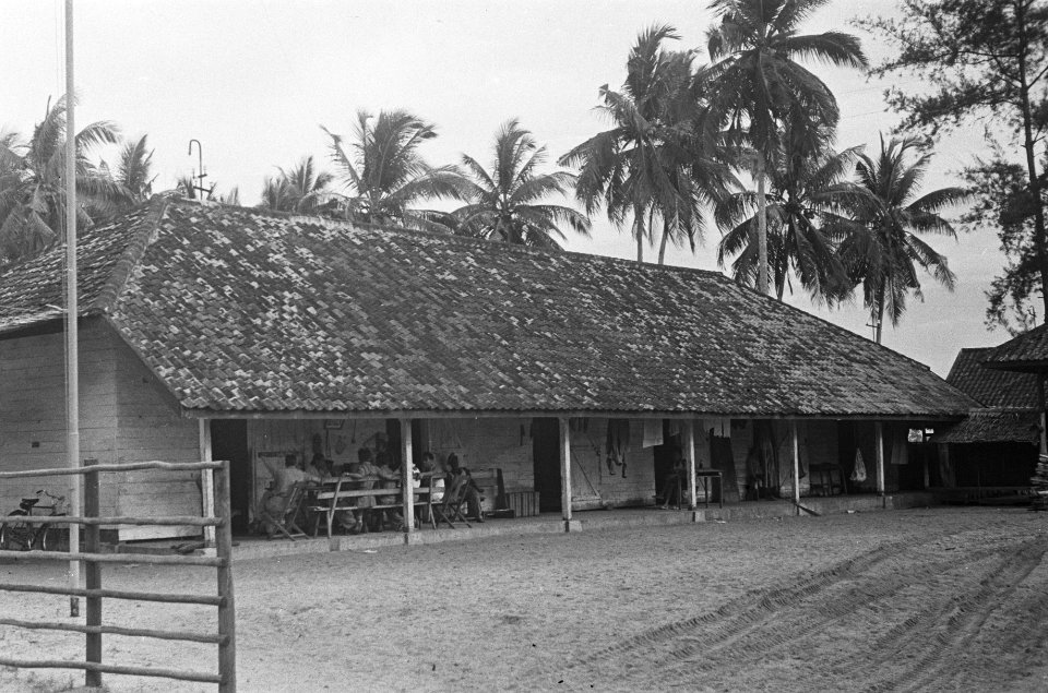 Militairen op de veranda van het gemeenschapshuis, Bestanddeelnr 132-5-3