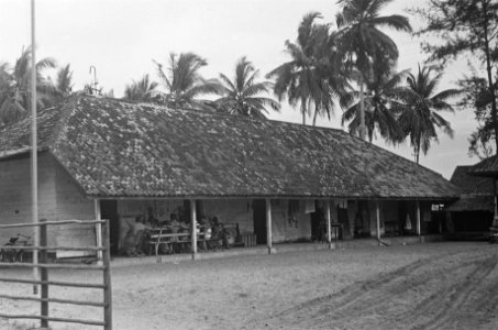 Militairen op de veranda van het gemeenschapshuis, Bestanddeelnr 132-5-3