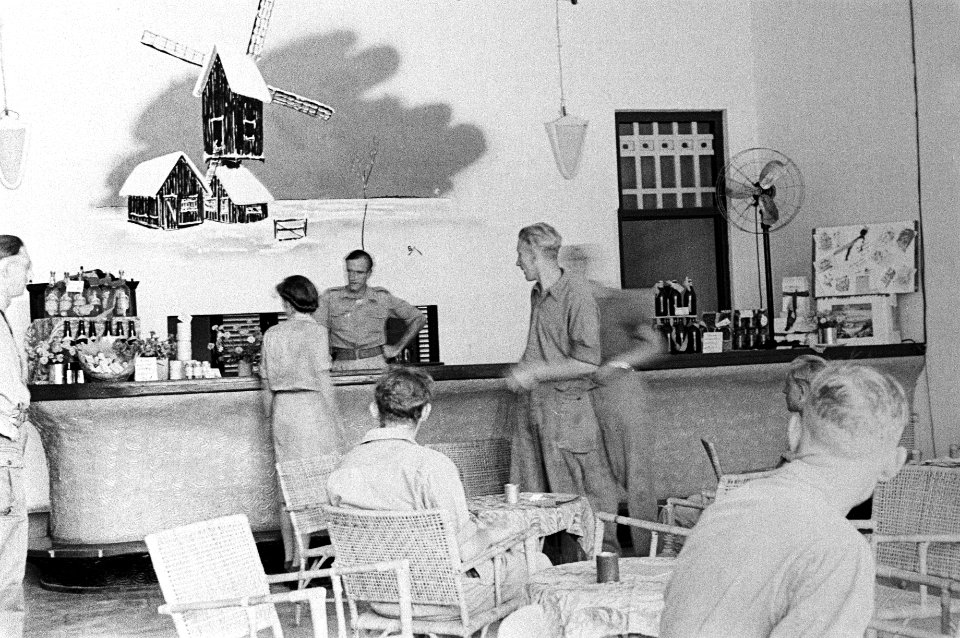 Militairen ontspannen zich in de kantine, Bestanddeelnr 166-1-3