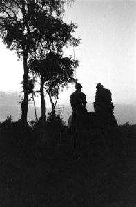 Militairen op een tank bij zonsondergang, Bestanddeelnr 1806