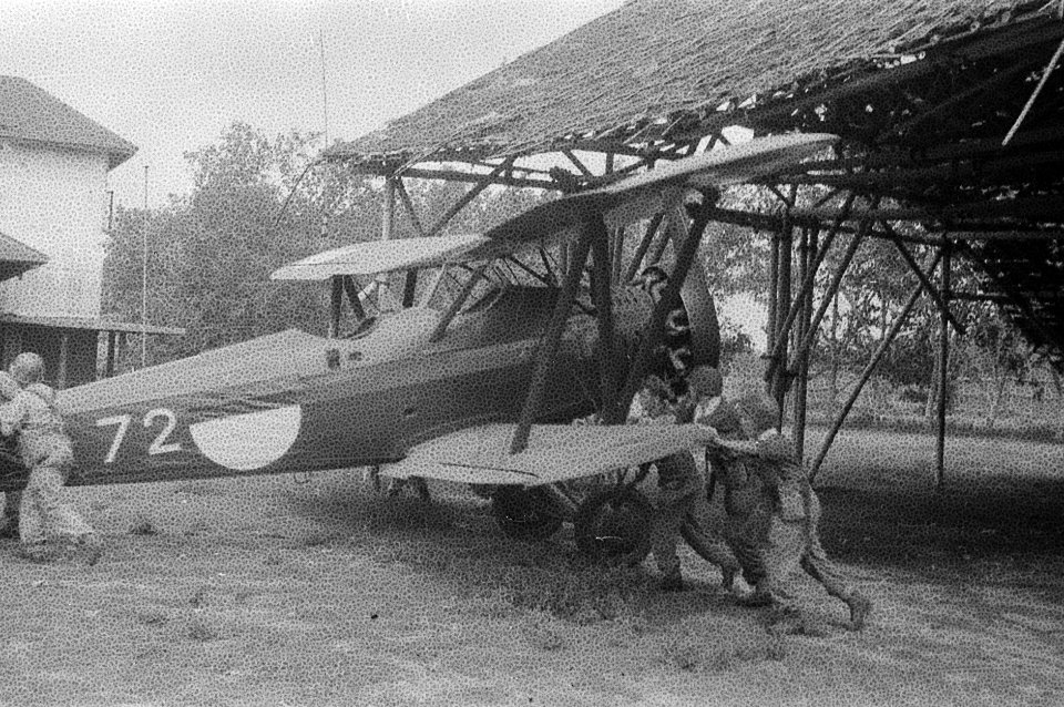 Militairen rijden een verkenningsvliegtuig uit een hangar, Bestanddeelnr 2232