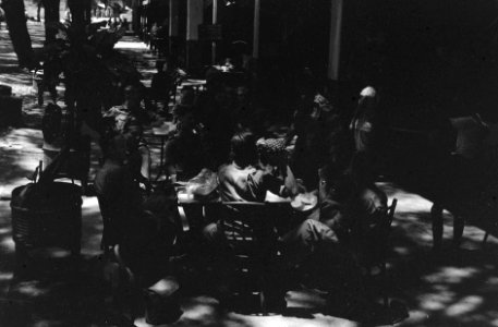 Militairen ontspannen zich op een terras, Bestanddeelnr 482