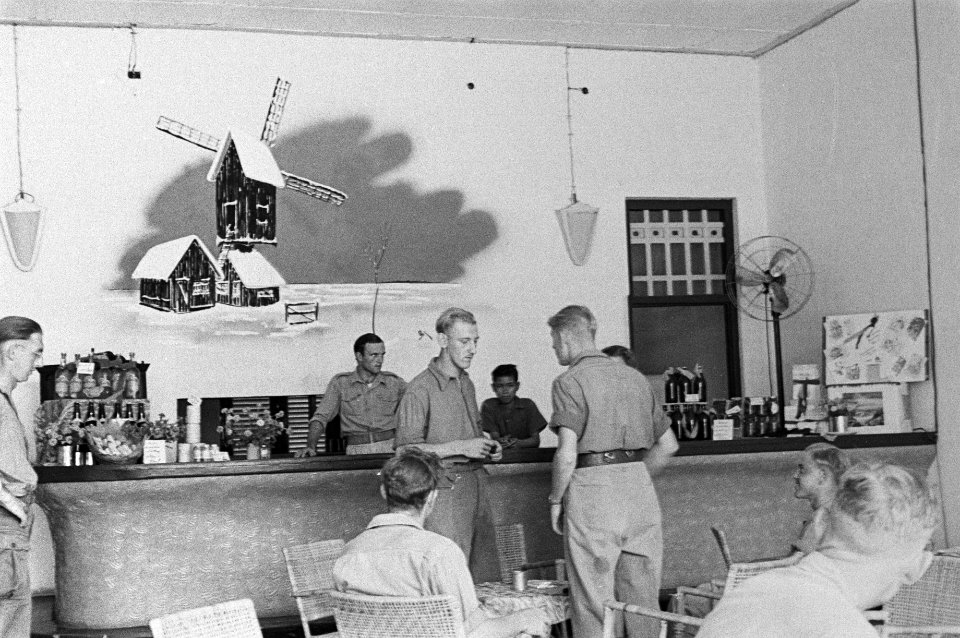 Militairen ontspannen zich in de kantine, Bestanddeelnr 166-1-4