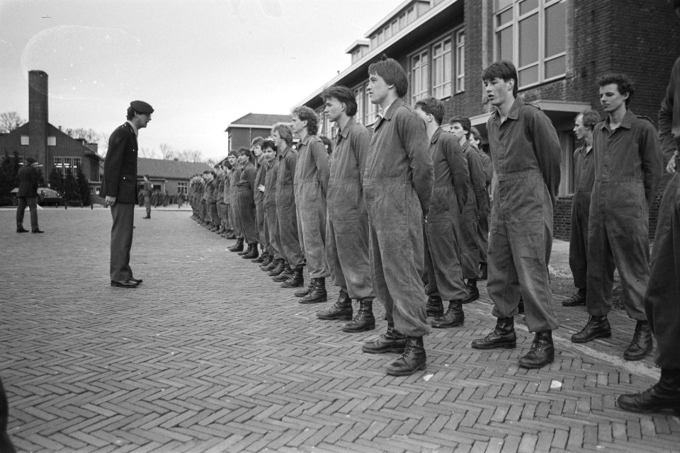 Militairen protesteren tegen slecht kazernevoedsel in Steenwijk militair appel, Bestanddeelnr 933-8925