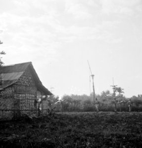 Militairen naderen een huis, Bestanddeelnr 15823