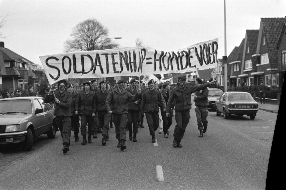 Militairen protesteren tegen slecht kazernevoedsel in Steenwijk demonstratie op, Bestanddeelnr 933-8917