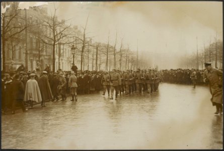Militairen paraderen in een stad voor een hoge officier onder grote publieke bel, Bestanddeelnr 158-2291