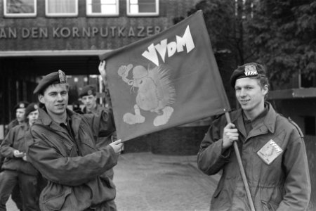 Militairen protesteren tegen slecht kazernevoedsel in Steenwijk militairen met , Bestanddeelnr 933-8921