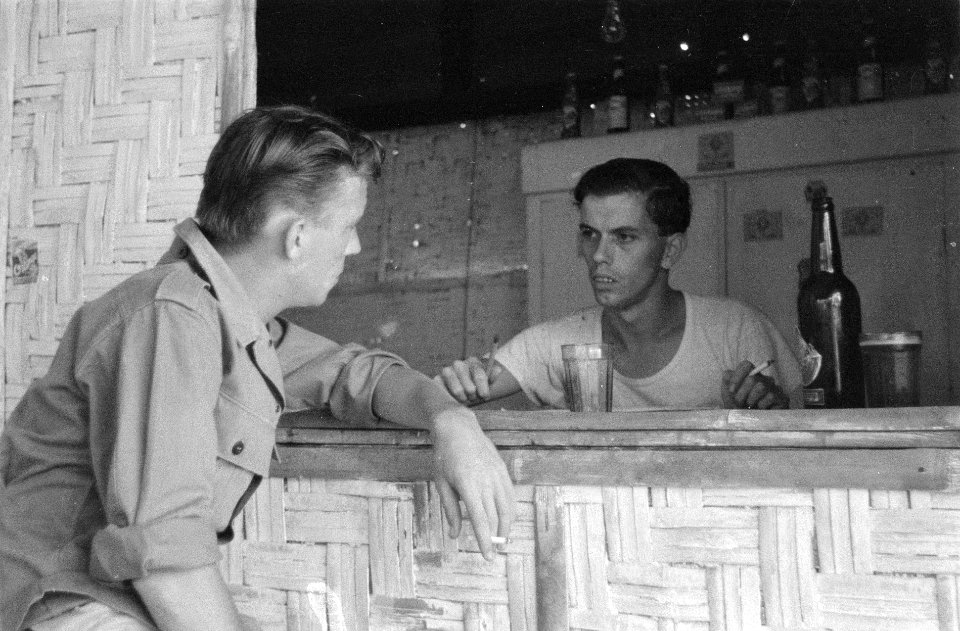Militairen ontspannen bij een bar van bamboe, Bestanddeelnr 614
