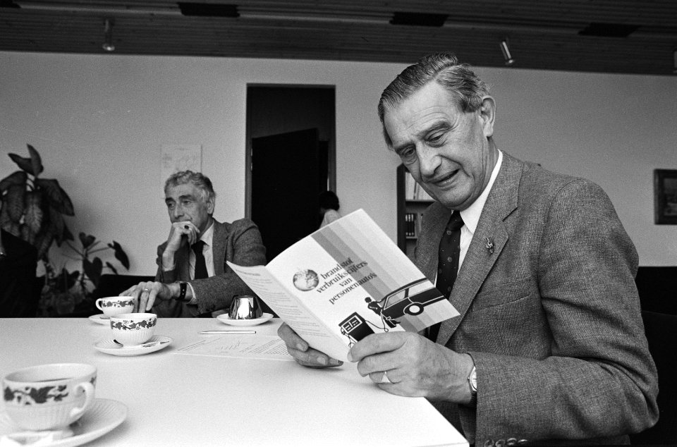 Min. Tuijnman (V&W) 1e exemplaar in ontvangst genomen van boekje met verbruikcij, Bestanddeelnr 931-1132