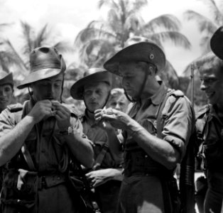 Militairen proeven vruchten in het Indianendorp Matta in Suriname, Bestanddeelnr 252-6383