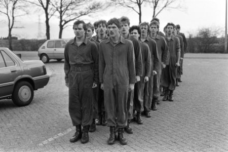 Militairen protesteren tegen slecht kazernevoedsel in Steenwijk militair appel, Bestanddeelnr 933-8924
