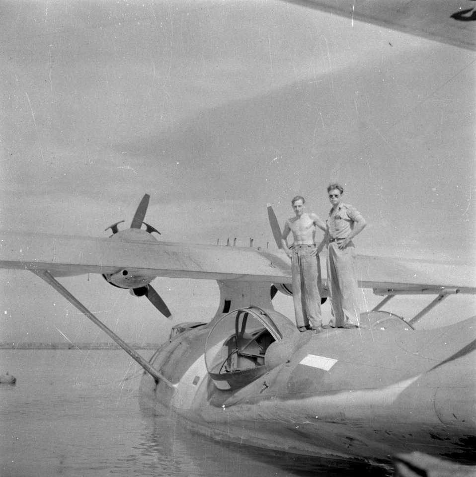 Militairen op een Catalina-watervliegtuig in de haven van Tandjong-Priok, Bestanddeelnr 255-6977