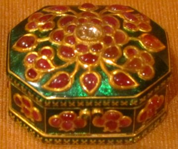 Miniature box, North India, 18th-19th century, gold, rubies, diamonds and enamel, Honolulu Academy of Arts photo