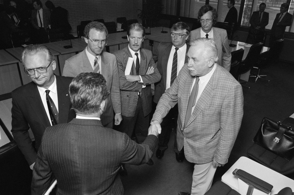 Min Van Dijk overlegt met ambtenarenbonden ACOP-voorz Van de Scheur schudt Van , Bestanddeelnr 934-2581