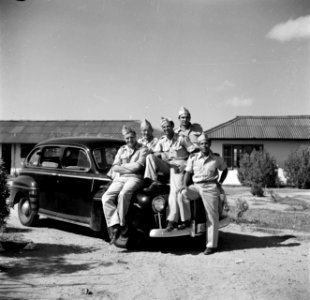 Militairen op een auto in een militair kamp in Savaneta op Aruba, Bestanddeelnr 252-8000
