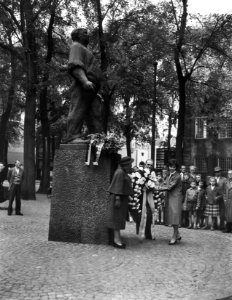 Milly Perkins bezoekt het Achterhuis aan de Prinsengracht Milly Perkins legt een, Bestanddeelnr 910-3998