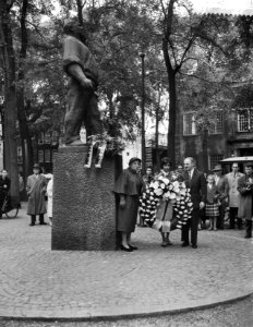 Milly Perkins bezoekt het Achterhuis aan de Prinsengracht Milly Perkins legt een, Bestanddeelnr 910-3999