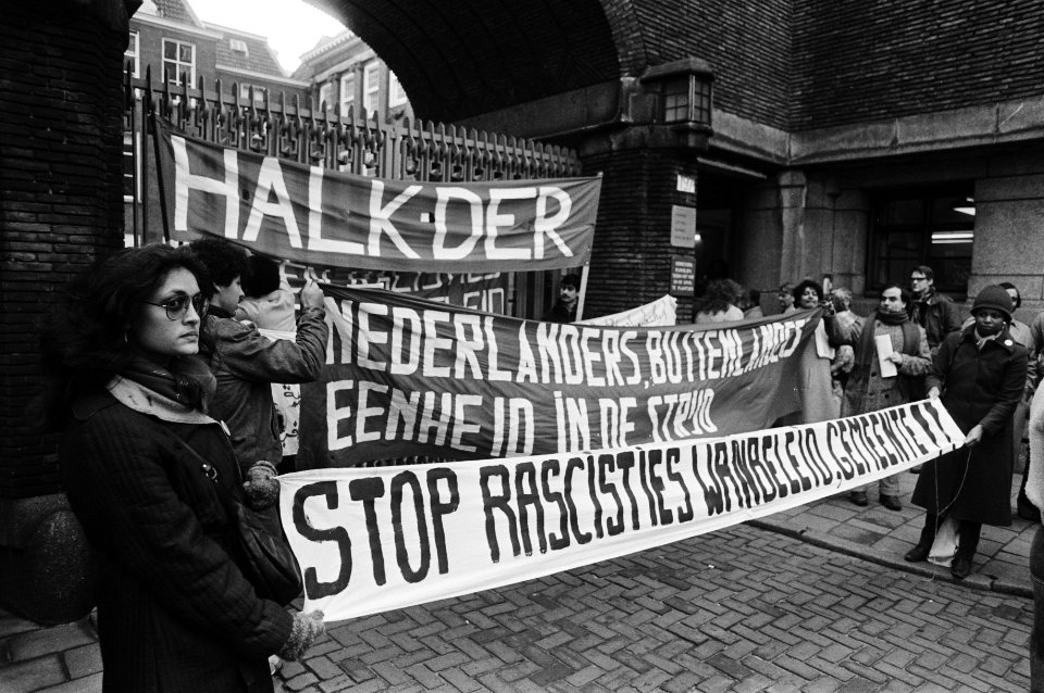 Minderheden protesteren met spandoeken bij het stadhuis van Amsterdam, Bestanddeelnr 932-4801