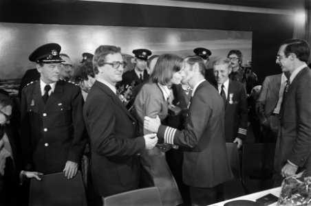 Min. Westerterp reikt onderscheidingen uit aan bemamming gekaapte DC-9, Bestanddeelnr 928-7683