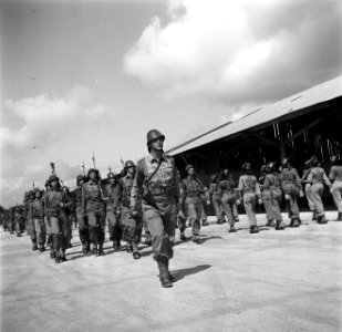 Miltaire parade bij de kazerne in Paramaribo, Bestanddeelnr 252-6326