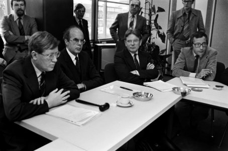 Min Wiegel en min de Ruiter sp vertegenwoordigers politiebonden over gebeurteni, Bestanddeelnr 930-8161