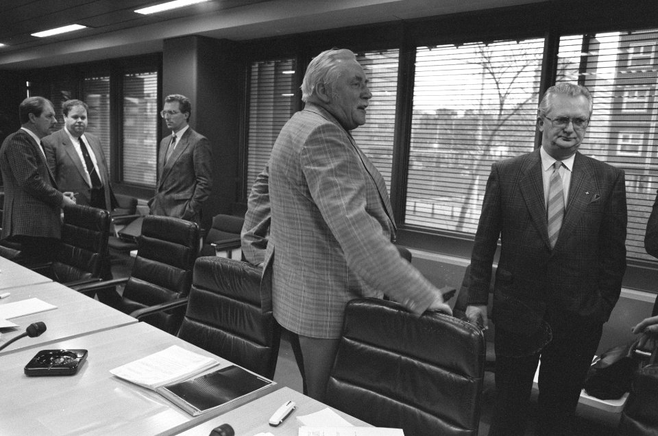 Min Van Dijk overlegt met ambtenarenbonden in afwachting van de ministers v.l.n, Bestanddeelnr 934-3716