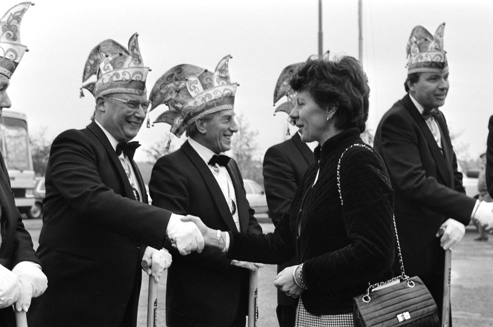 Min Smit Kroes en mr. S. Patijn (CdK ZHolland ) starten werkzaamheden aan rijksw, Bestanddeelnr 933-1431