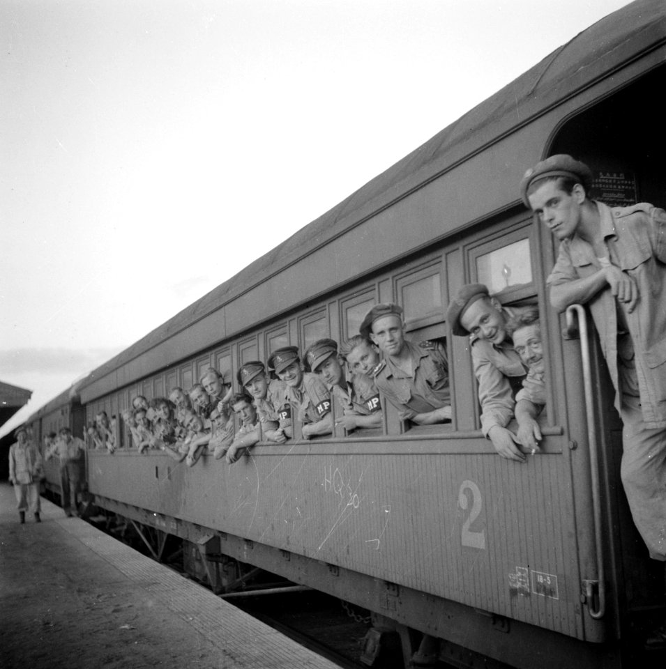 Miltairen in de trein van Ipoh naar Butterworth, Bestanddeelnr 255-8213
