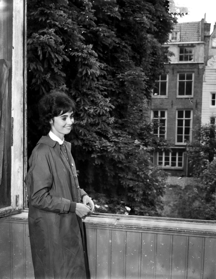 Milly Perkins bezoekt het Achterhuis aan de Prinsengracht, Bestanddeelnr 910-3996