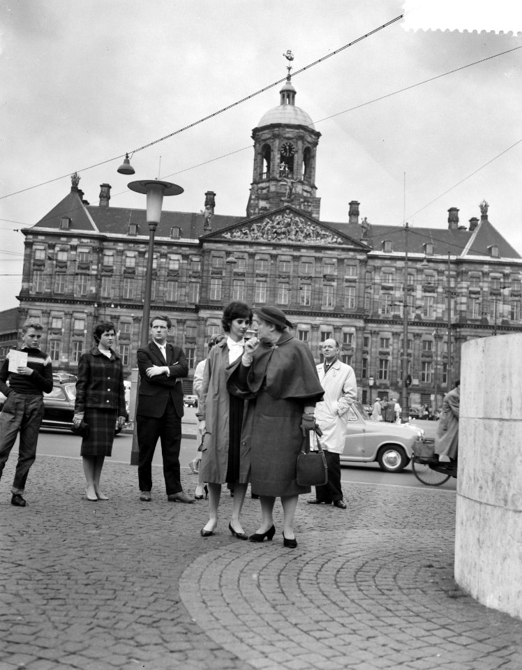 Millie Perkins bij het Nationaal Monument op de Dam, Bestanddeelnr 910-4002