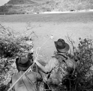Militairen op patrouille in de Fuikbaai op Curaçao, Bestanddeelnr 252-7632