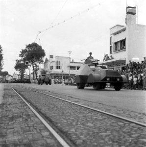 Militaire parade van pantserwagen en bren-carriers in een stad. Bandoeng. Link, Bestanddeelnr 8113