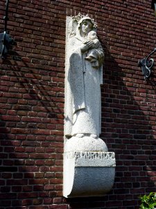 Milsbeek, kerk, gevelbeeld Maria met Jesus