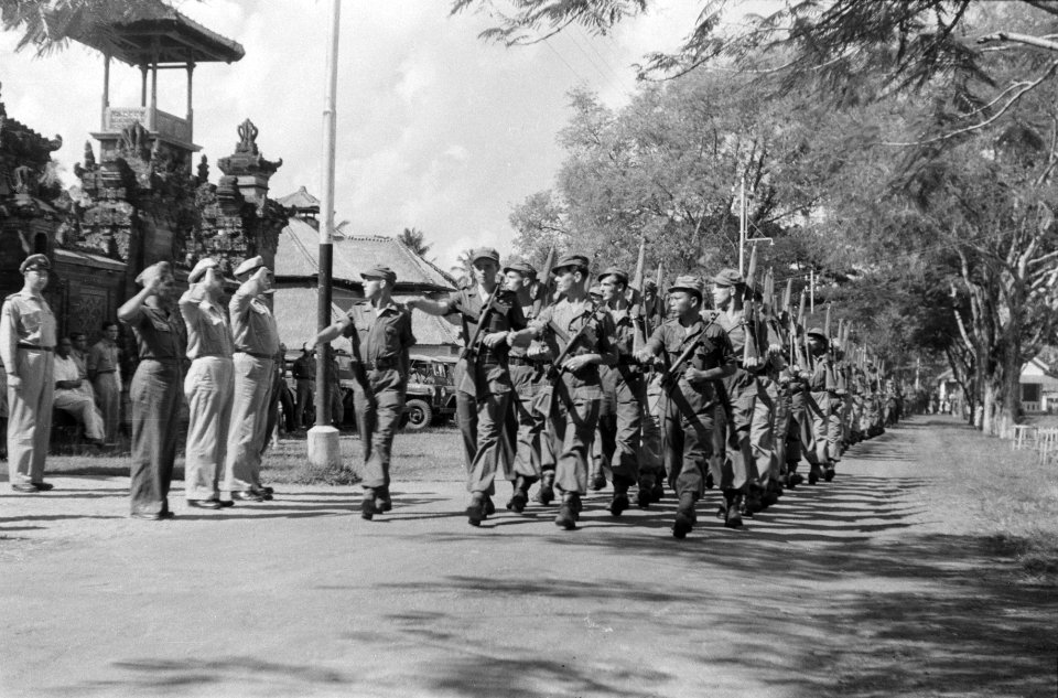 Militaire parade van een KNIL-eenheid op Bali, Bestanddeelnr 1677-1-1