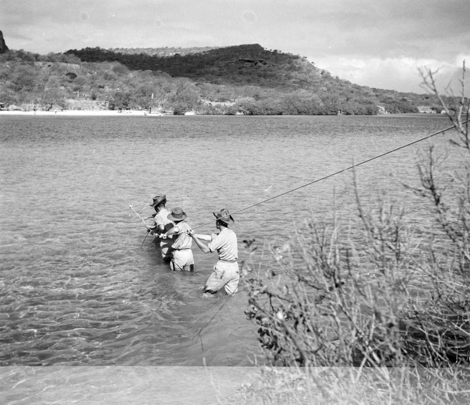 Militairen op patrouille in de Fuikbaai op Curaçao, Bestanddeelnr 252-7633