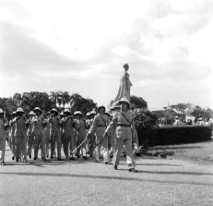 Militaire parade op het Oranjeplein in Paramaribo Op de achtergrond het standbe, Bestanddeelnr 252-6320