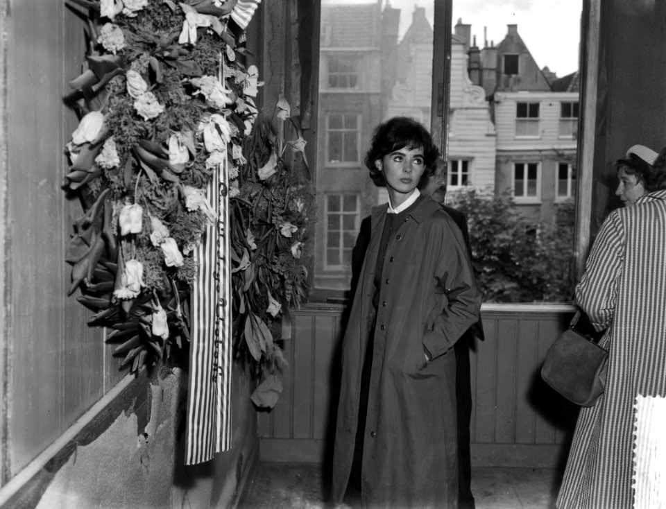 Milly Perkins bezoekt het Achterhuis aan de Prinsengracht, Bestanddeelnr 910-3993
