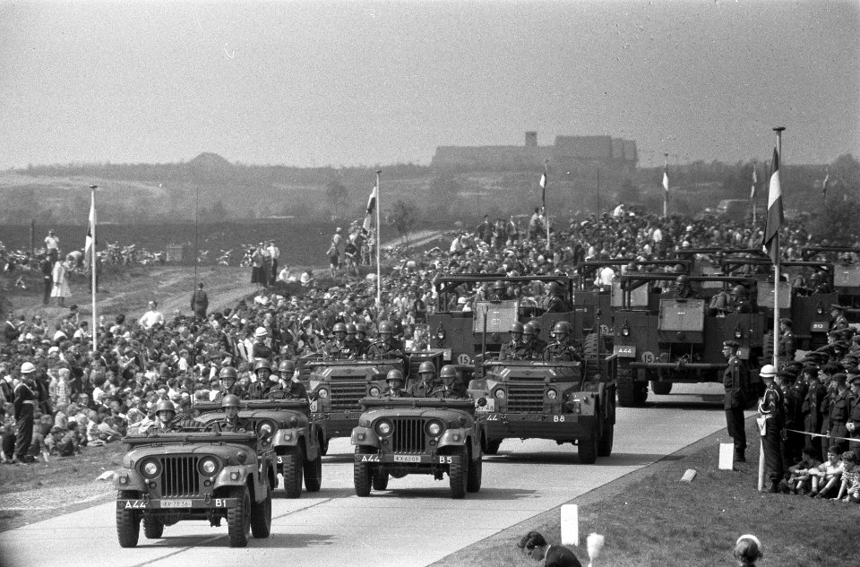 Militaire parade bij Ede voor koningin Juliana en prins Bernhard, Bestanddeelnr 911-2182