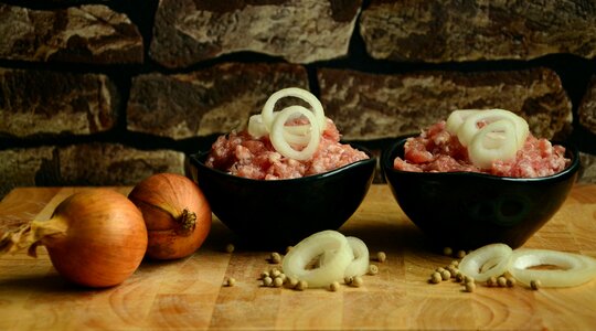 Schweinemett preparation onions