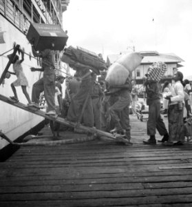 Militairen, vrouwen en kinderen gaan aan boord, Bestanddeelnr 12829