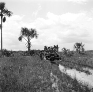Militaire vrachtauto met militairen op een modderige weg in de buurt van Matta i, Bestanddeelnr 252-6366