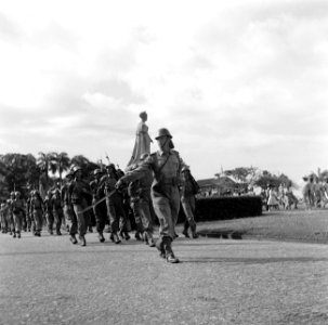 Militaire parade op het Oranjeplein in Paramaribo. Op de achtergrond het standbe, Bestanddeelnr 252-6317
